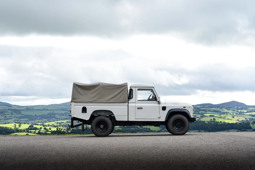 2009 Land Rover Defender 110 - Image 17 of 31