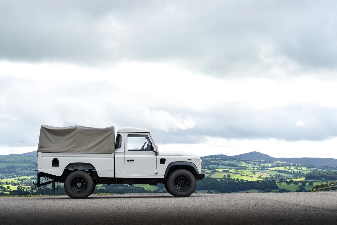 2009 Land Rover Defender 110 - Image 25 of 31