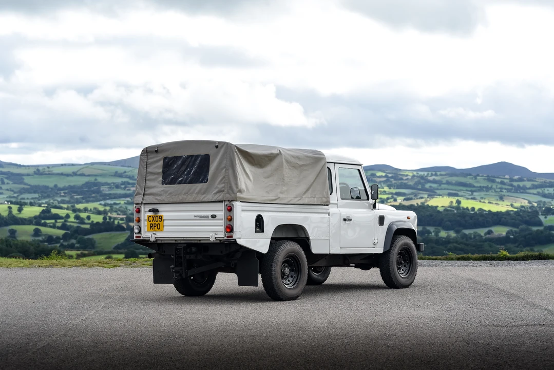 2009 Land Rover Defender 110 - Image 16 of 31