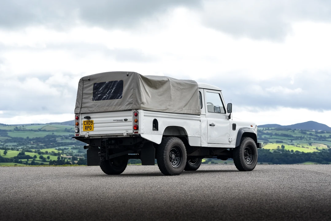 2009 Land Rover Defender 110 - Image 8 of 31