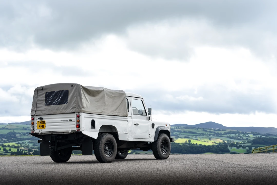 2009 Land Rover Defender 110 - Image 27 of 31