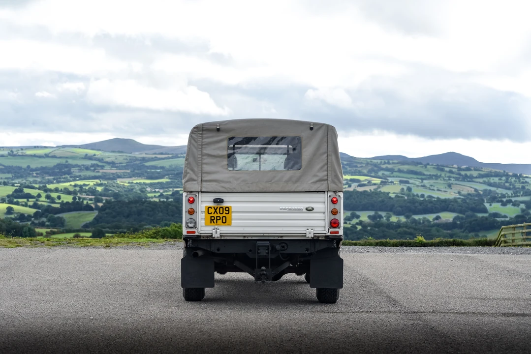 2009 Land Rover Defender 110 - Image 15 of 31