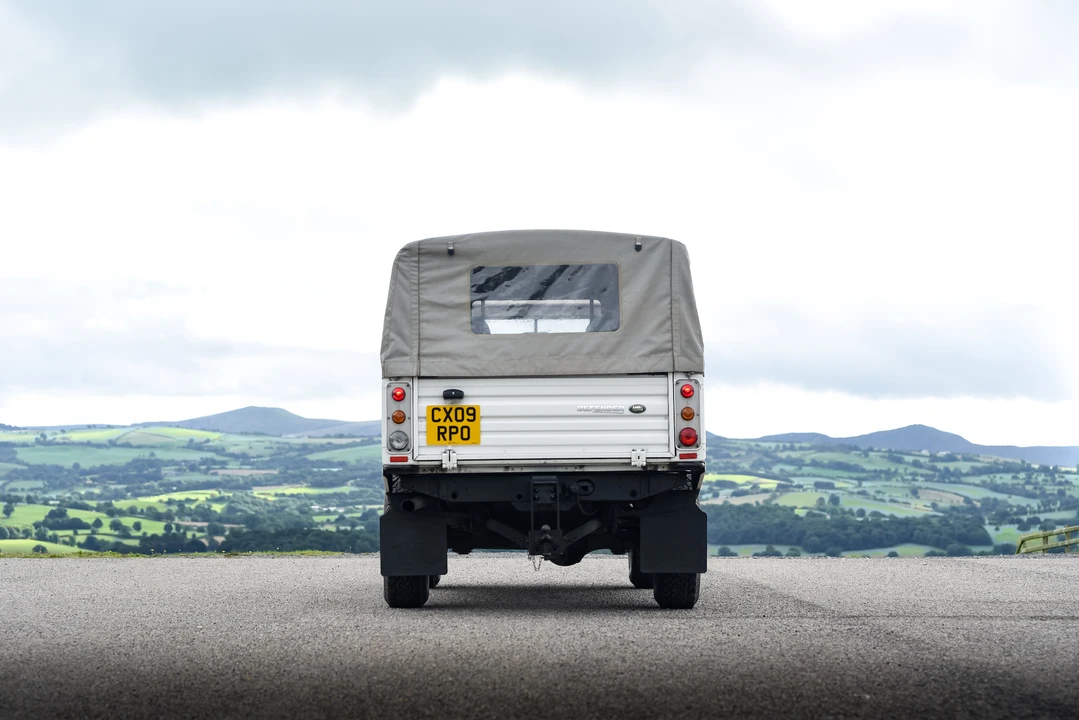 2009 Land Rover Defender 110 - Image 7 of 31