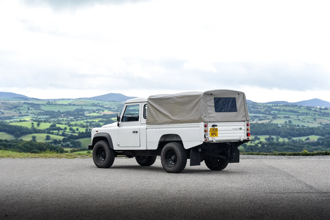 2009 Land Rover Defender 110 - Image 14 of 31