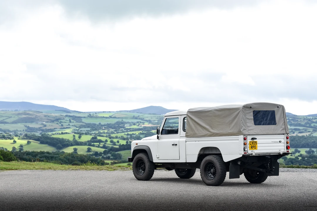 2009 Land Rover Defender 110 - Image 28 of 31