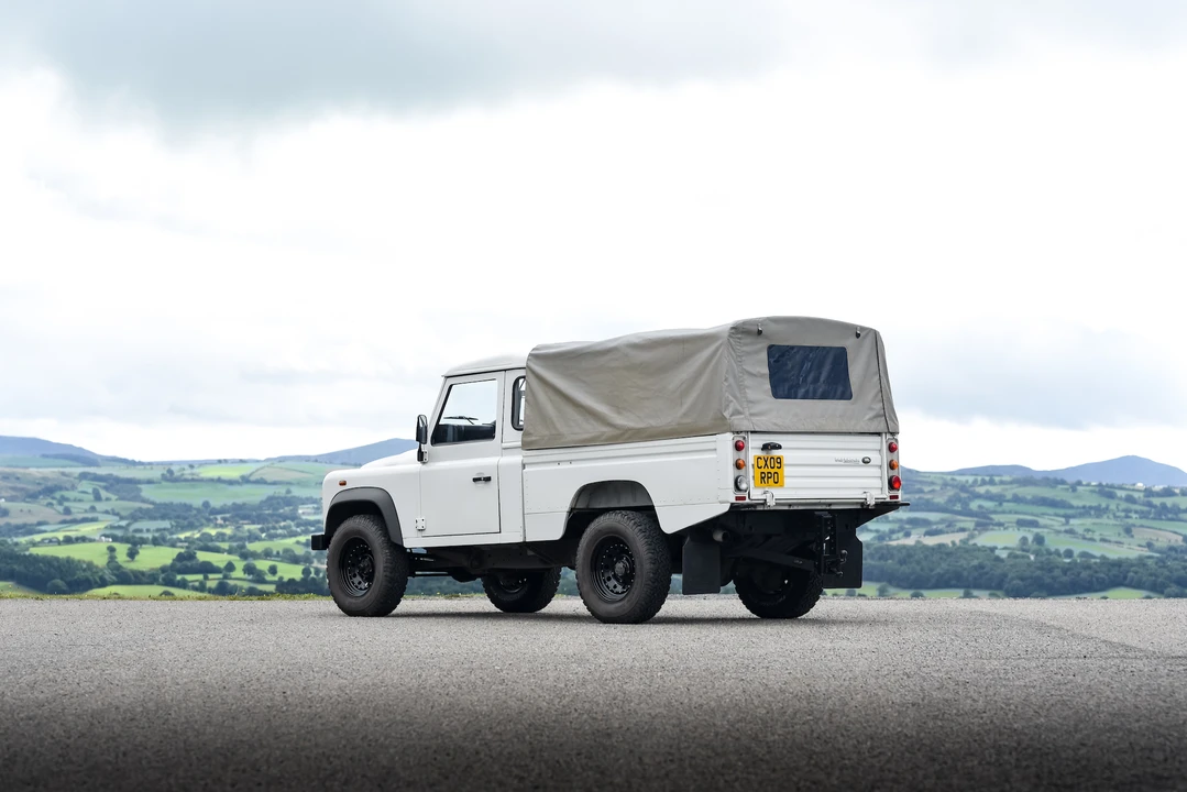 2009 Land Rover Defender 110 - Image 6 of 31