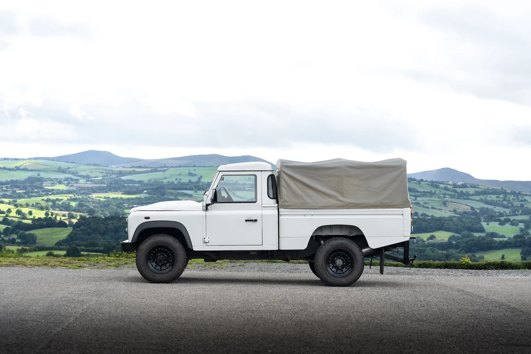 2009 Land Rover Defender 110 - Image 5 of 31