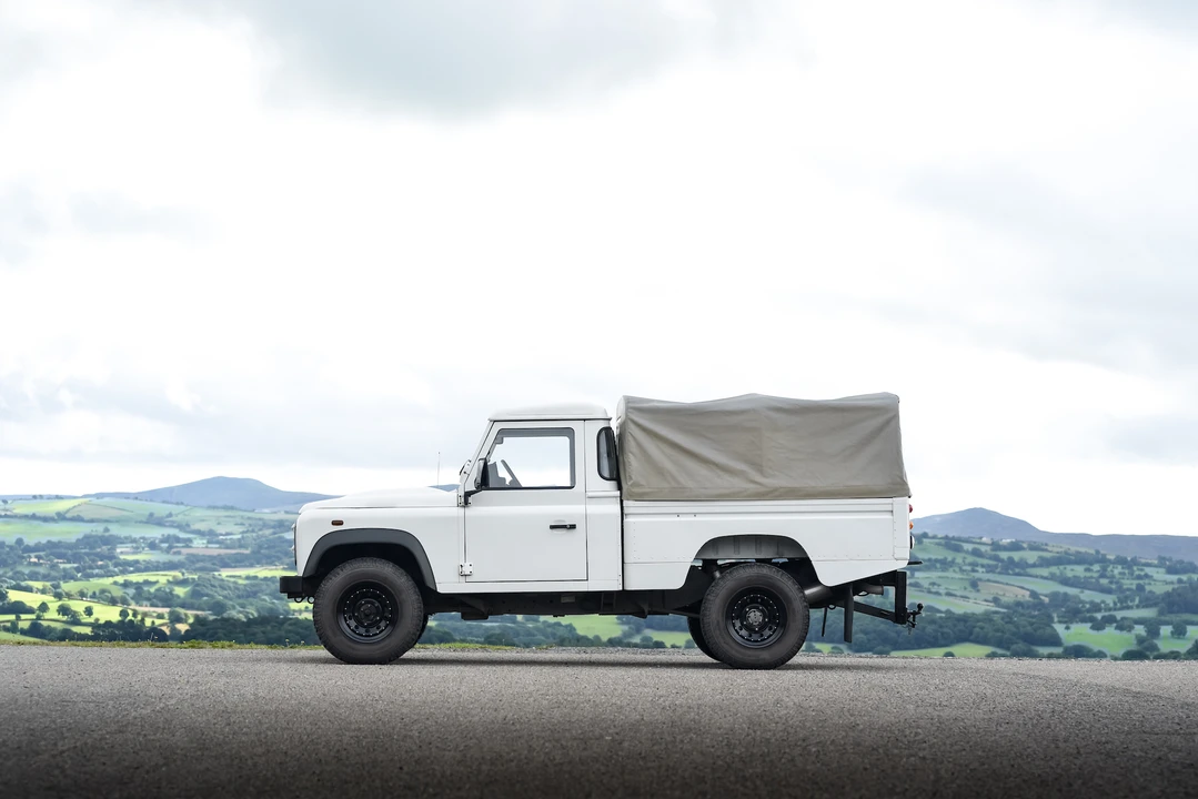 2009 Land Rover Defender 110 - Image 13 of 31