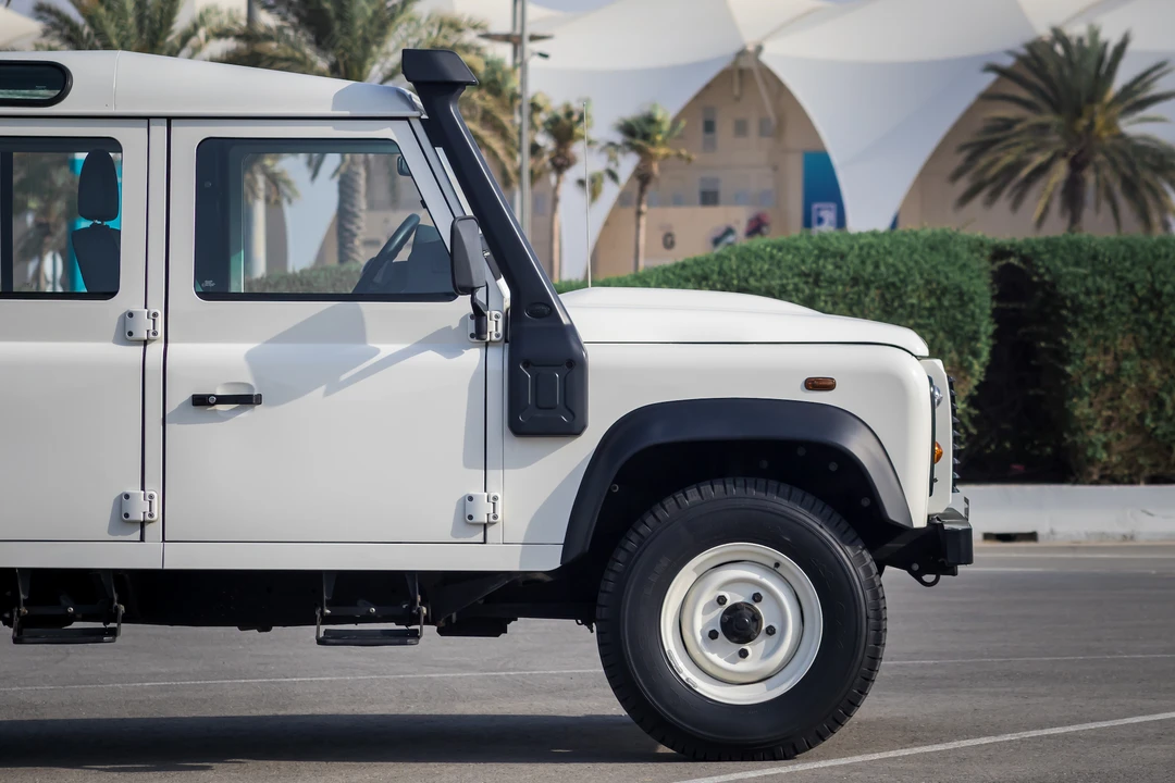 2009 Land Rover Defender 110 - Image 9 of 31