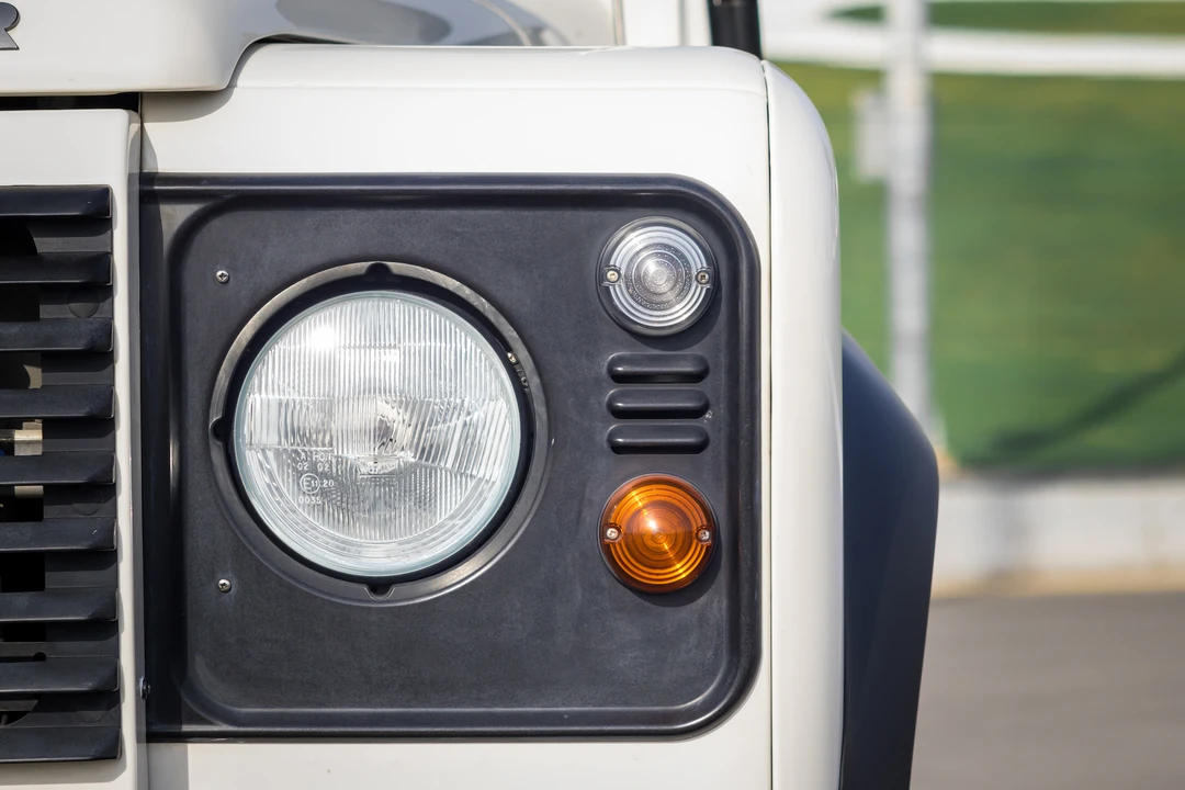 2009 Land Rover Defender 110 - Image 15 of 31