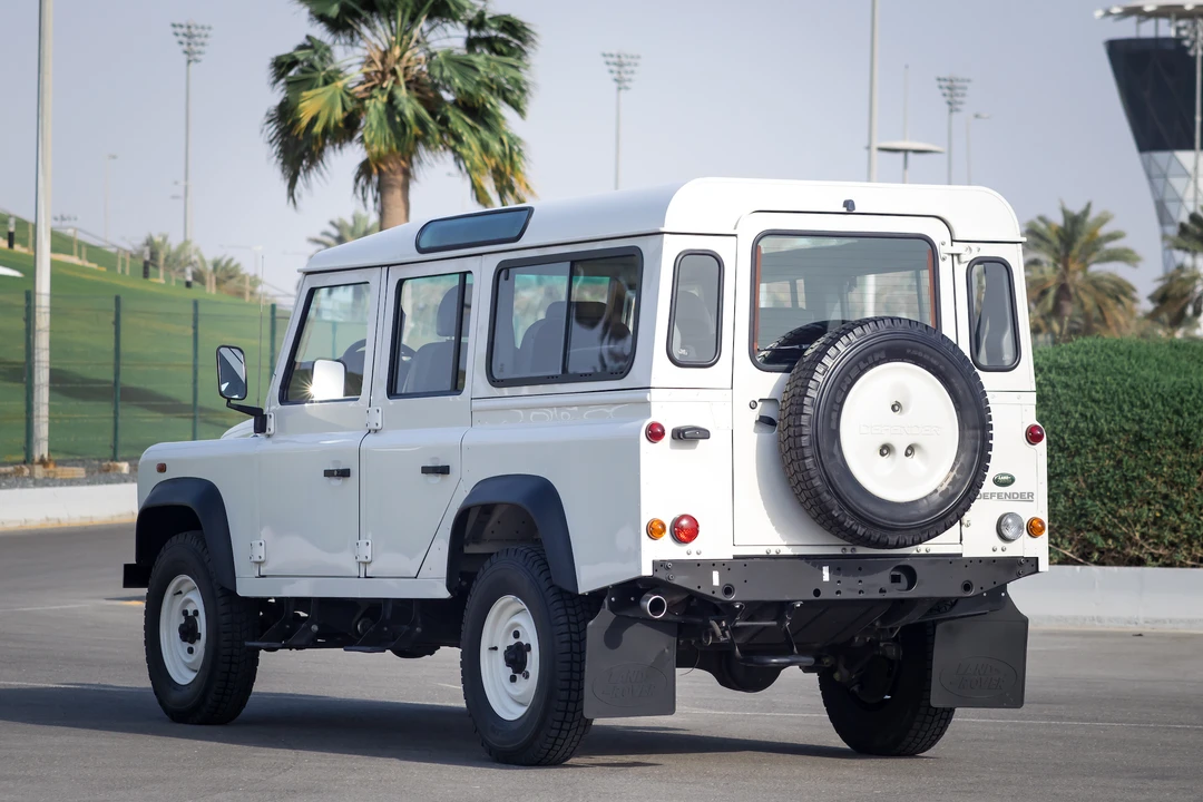 2009 Land Rover Defender 110 - Image 17 of 31