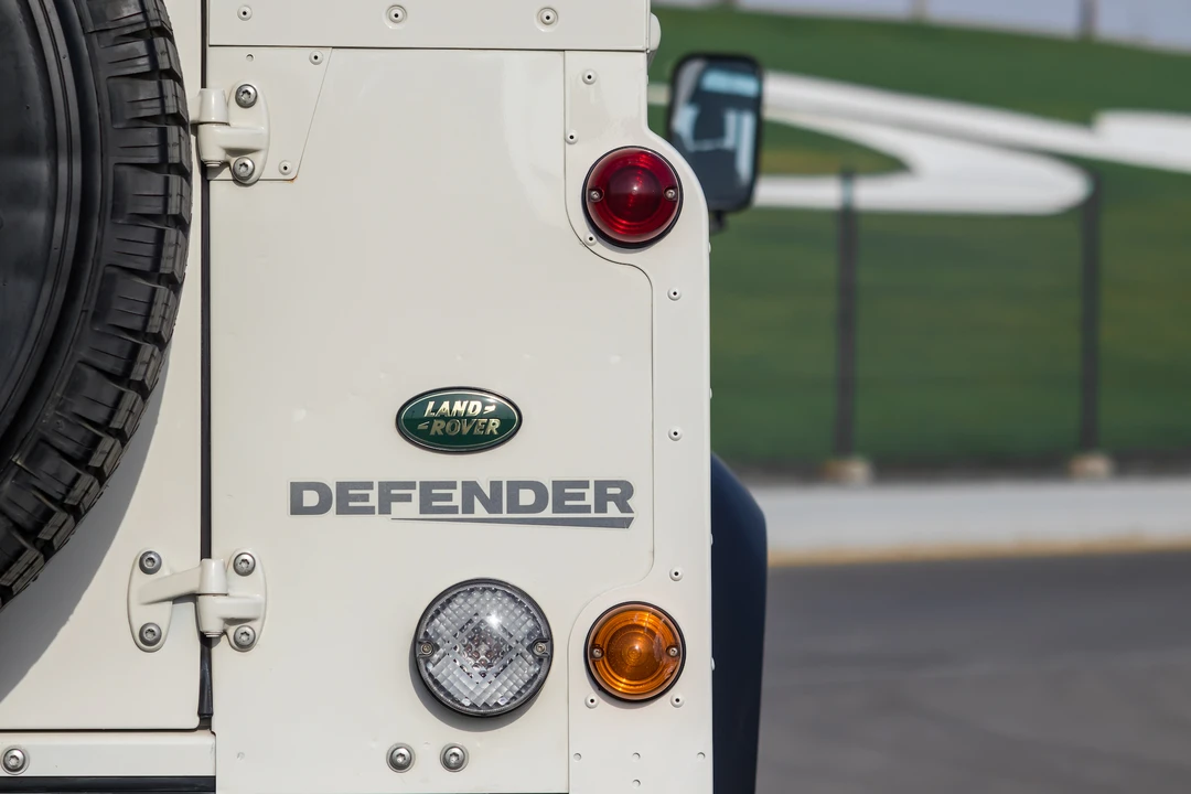 2009 Land Rover Defender 110 - Image 19 of 31