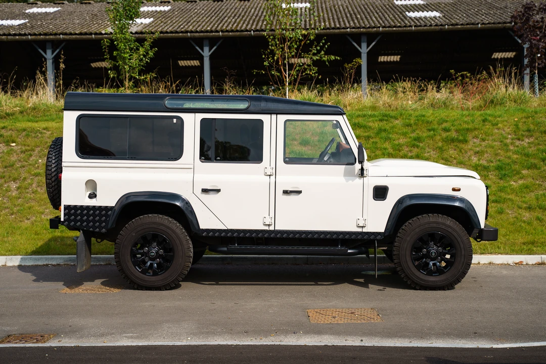 2009 Land Rover Defender 110 - Image 14 of 31