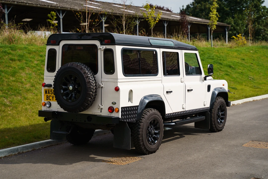 2009 Land Rover Defender 110 - Image 17 of 31