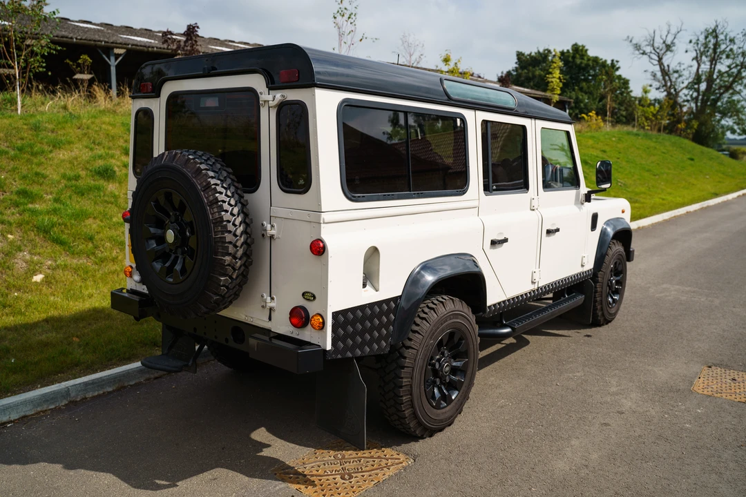 2009 Land Rover Defender 110 - Image 18 of 31