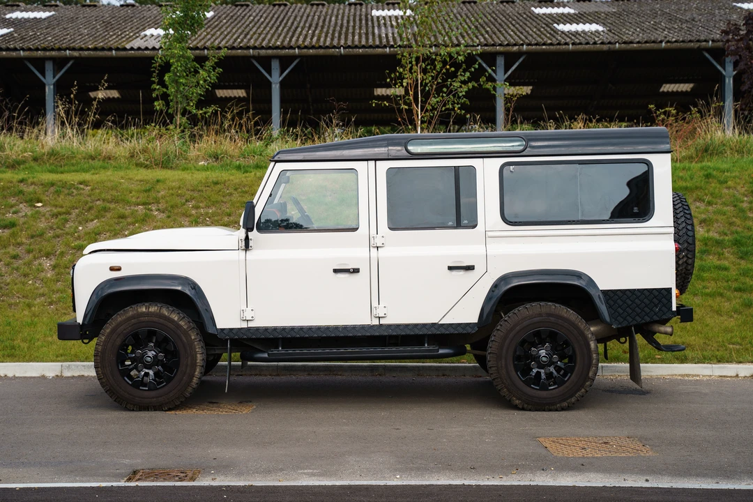 2009 Land Rover Defender 110 - Image 10 of 31