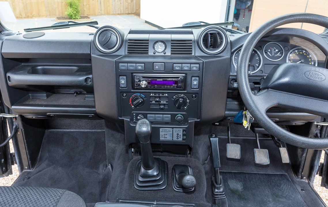 2009 Land Rover Defender 90 - Image 17 of 31