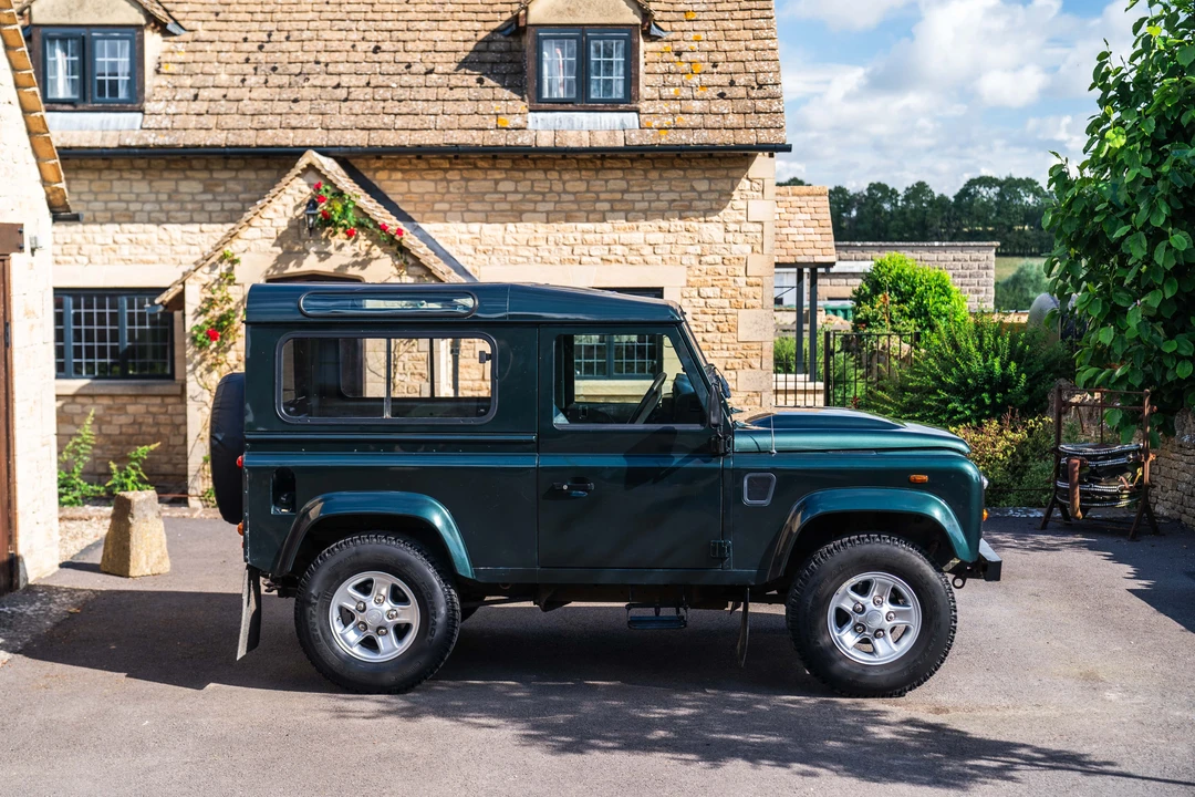 2009 Land Rover Defender 90 - Image 13 of 31
