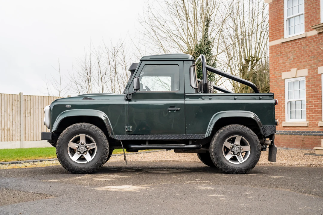 2009 Land Rover Defender 90 - Image 9 of 31
