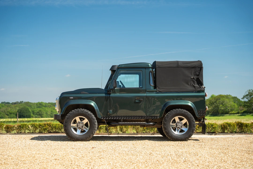 2009 Land Rover Defender 90 - Image 10 of 31