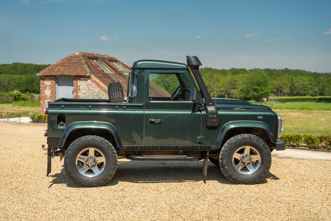 2009 Land Rover Defender 90 - Image 14 of 31