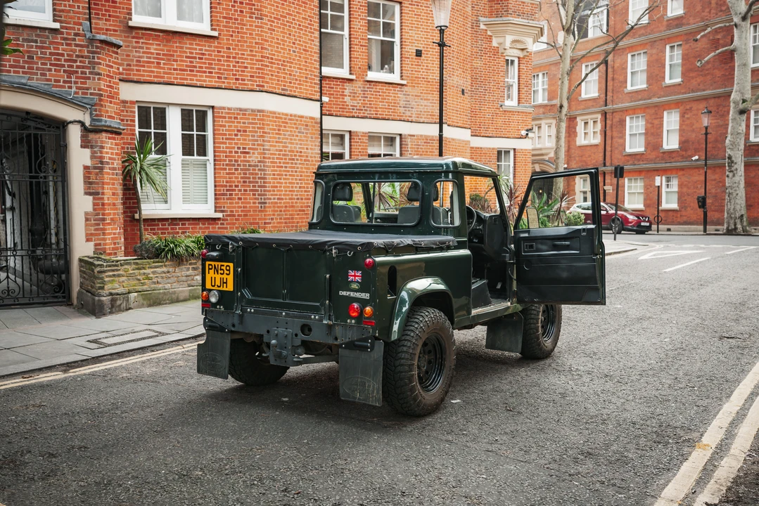 2009 Land Rover Defender 90 - Image 11 of 31