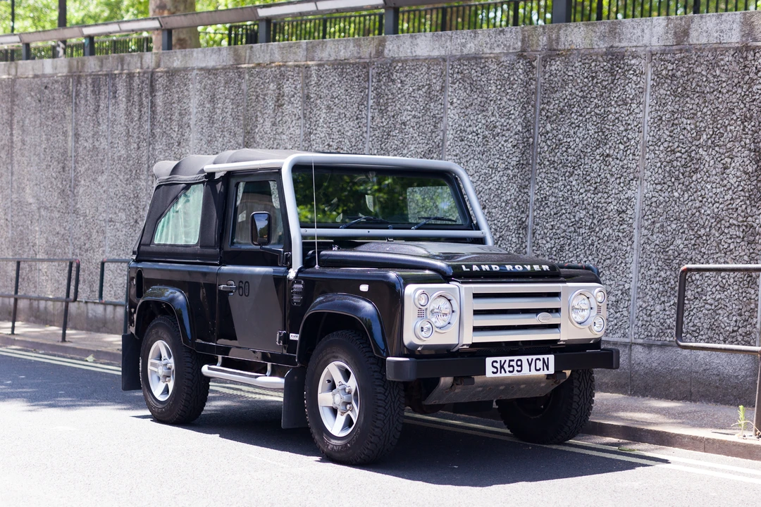 2009 Land Rover Defender 90 - Image 3 of 31