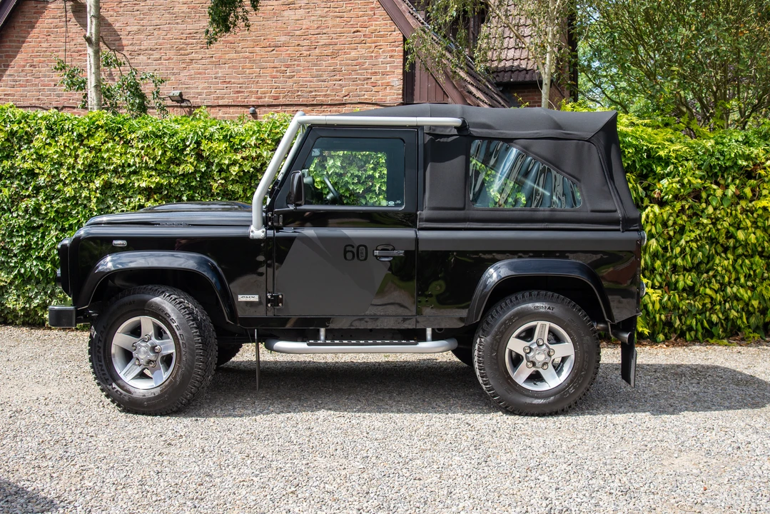 2009 Land Rover Defender 90 - Image 5 of 31