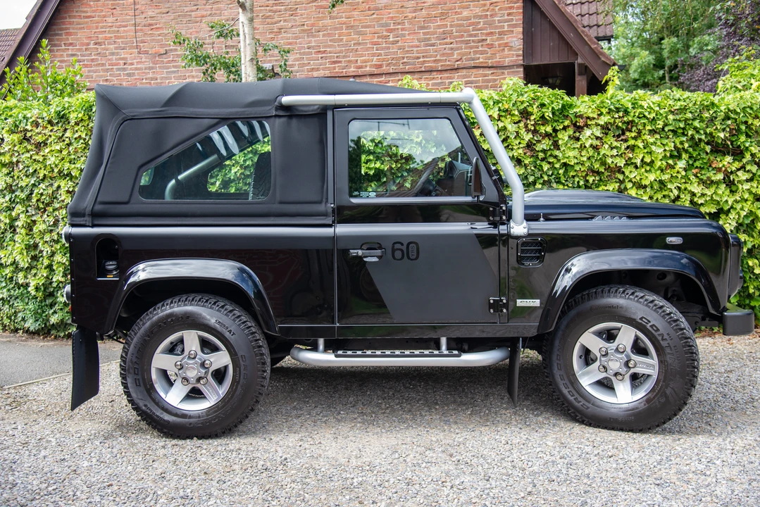2009 Land Rover Defender 90 - Image 9 of 31