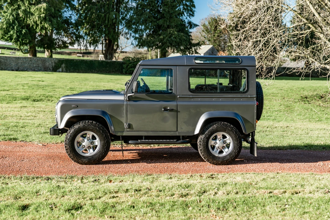 2009 Land Rover Defender 90 - Image 9 of 31