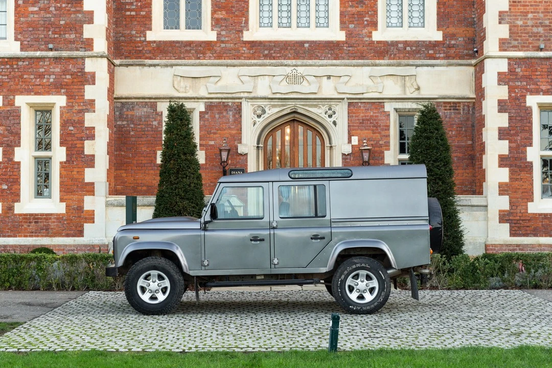 2009 Land Rover Defender 110 - Image 6 of 30