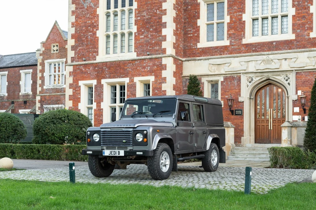 2009 Land Rover Defender 110 - Image 13 of 30
