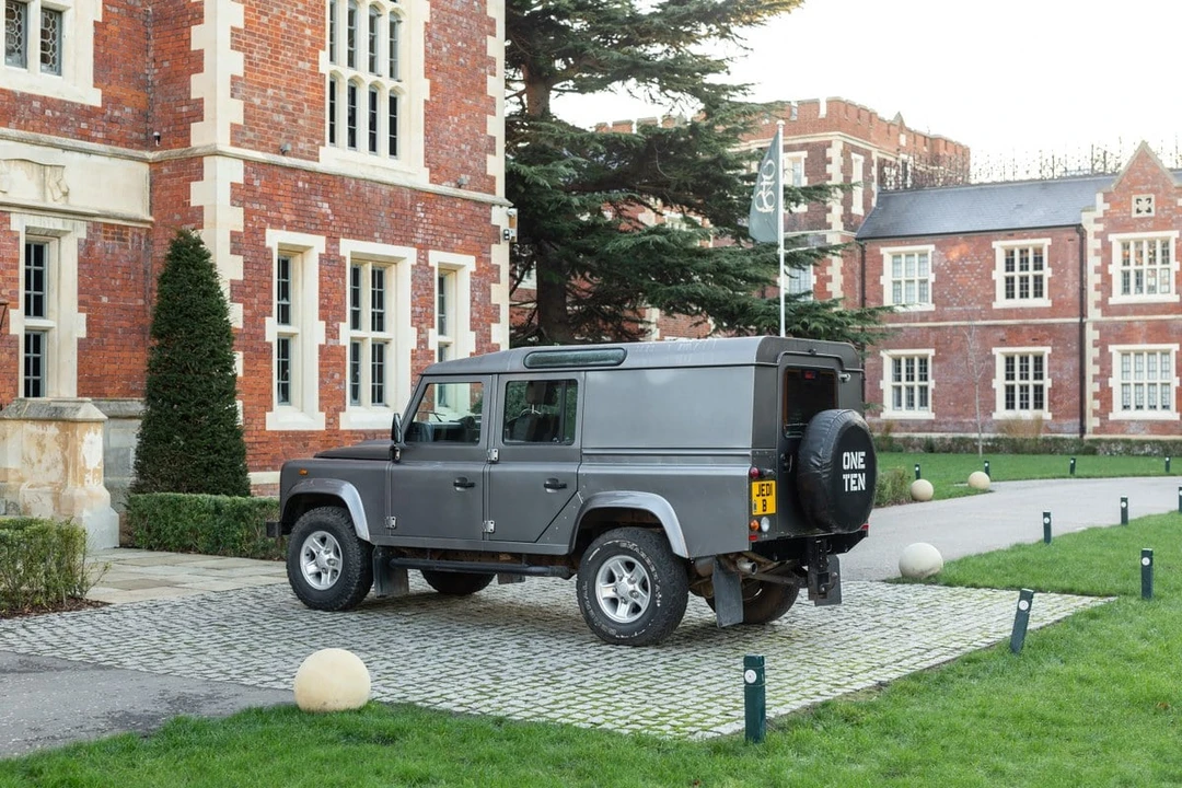 2009 Land Rover Defender 110 - Image 17 of 30