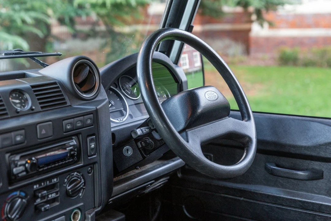 2009 Land Rover Defender 110 - Image 27 of 30