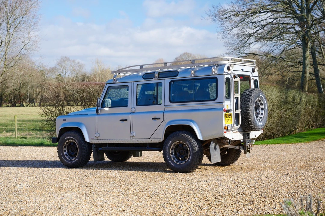 2009 Land Rover Defender 110 - Image 11 of 30