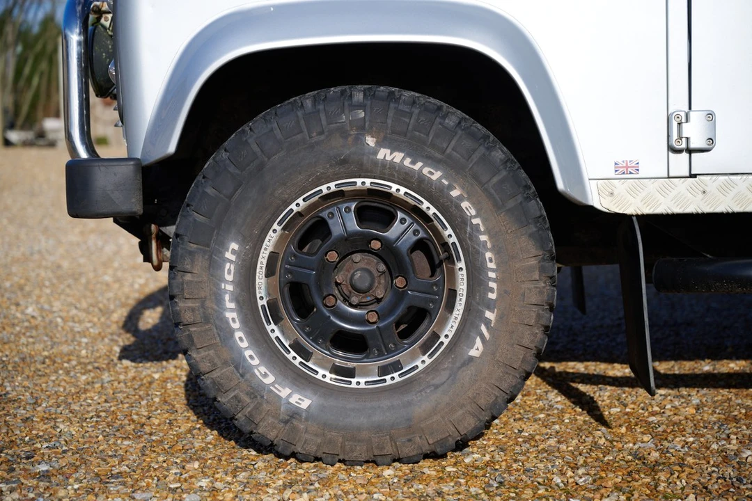 2009 Land Rover Defender 110 - Image 23 of 30