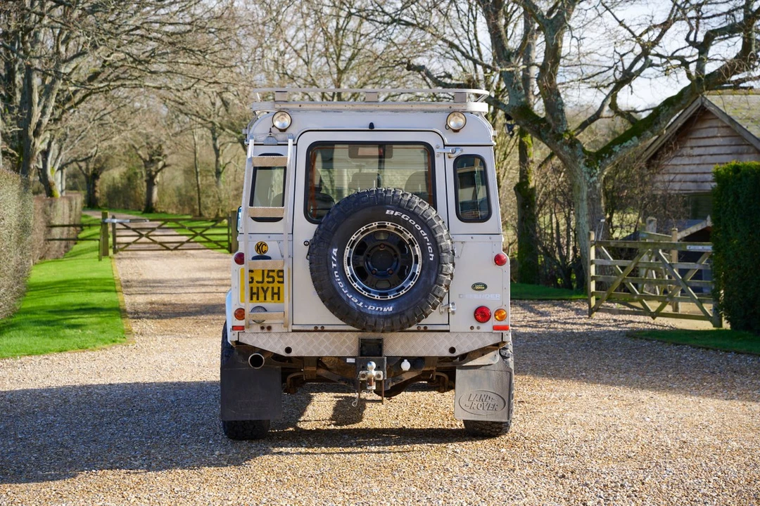 2009 Land Rover Defender 110 - Image 13 of 30