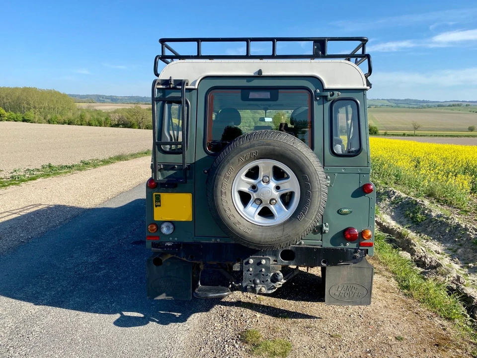 2009 Land Rover Defender 110 - Image 6 of 13
