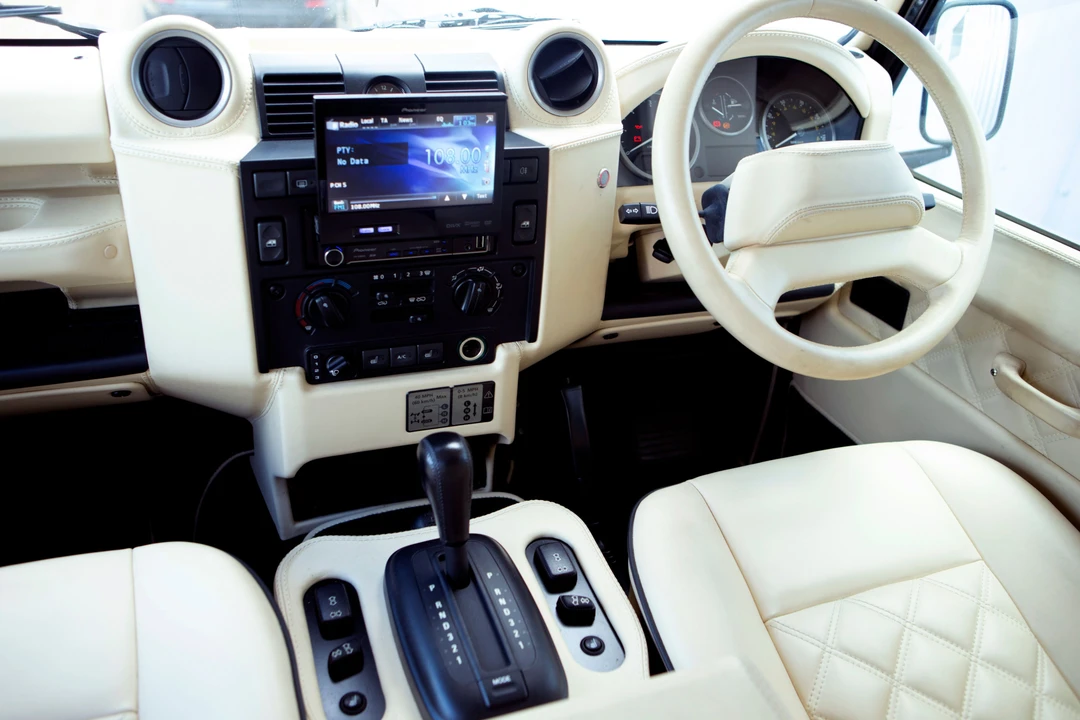 2009 Land Rover Defender 110 - Image 13 of 31