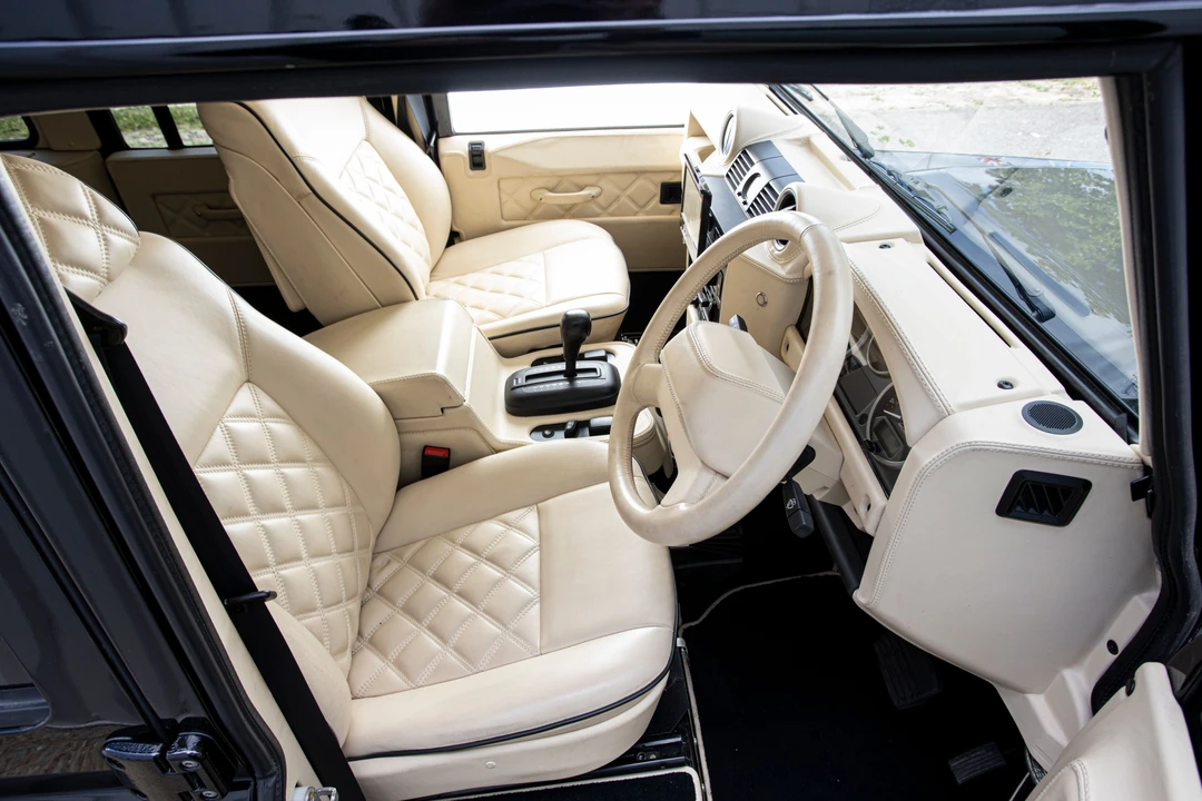 2009 Land Rover Defender 110 - Image 19 of 31