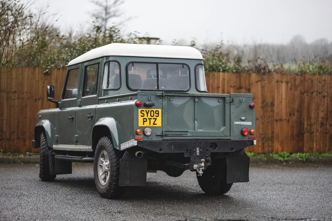 2009 Land Rover Defender 110 - Image 13 of 30