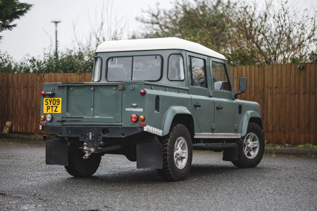 2009 Land Rover Defender 110 - Image 17 of 30