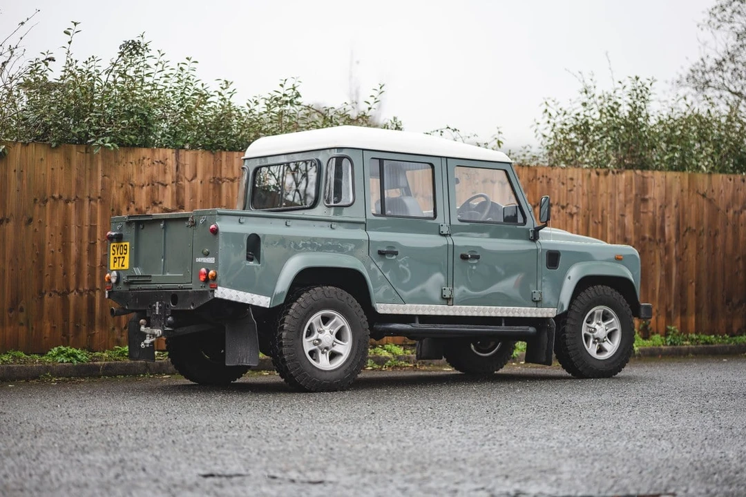 2009 Land Rover Defender 110 - Image 14 of 30