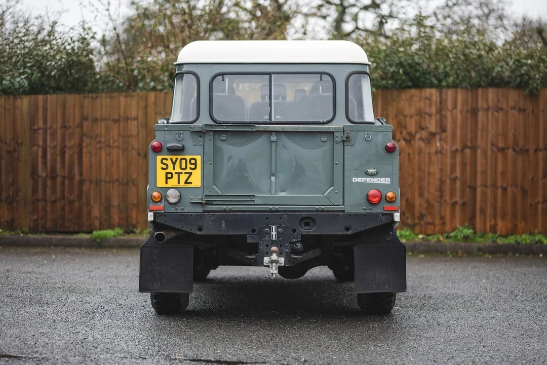 2009 Land Rover Defender 110 - Image 16 of 30