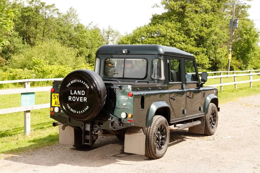 2009 Land Rover Defender 110 - Image 19 of 30
