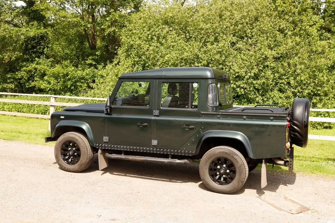 2009 Land Rover Defender 110 - Image 19 of 31