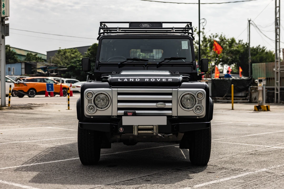 2009 Land Rover Defender 110 - Image 9 of 31