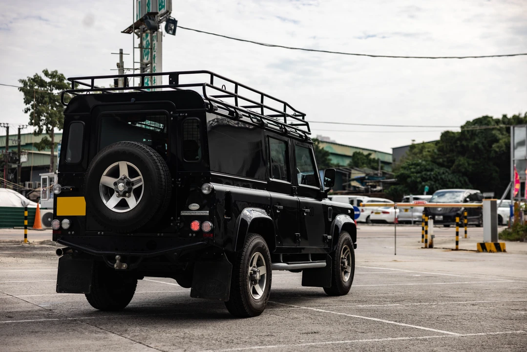 2009 Land Rover Defender 110 - Image 17 of 31