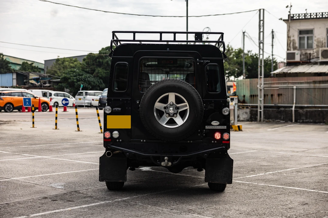 2009 Land Rover Defender 110 - Image 19 of 31