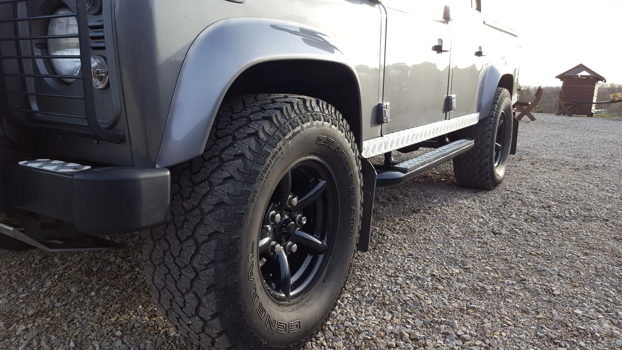 2009 Land Rover Defender 110 - Image 10 of 14